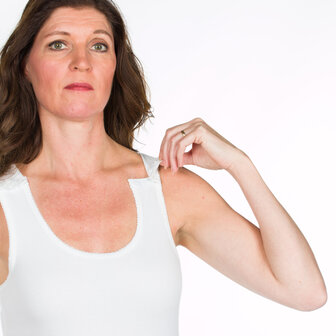 Dames hemdje met drukkers op schouders kleur 100 wit detail schouder