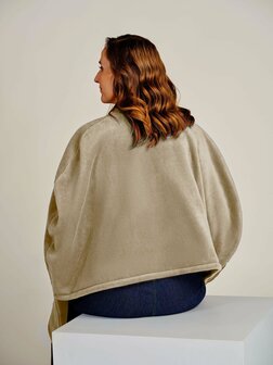 cape 7387 met sjaal kraag zonder mouw achterkant, kleur 115 beige